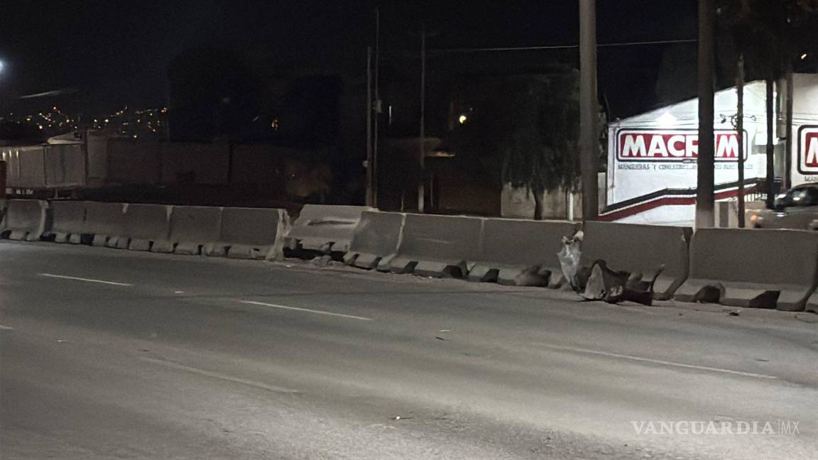 $!Restos del muro derribado permanecieron sobre el carril izquierdo del bulevar Fundadores, generando afectaciones a la circulación en la zona.