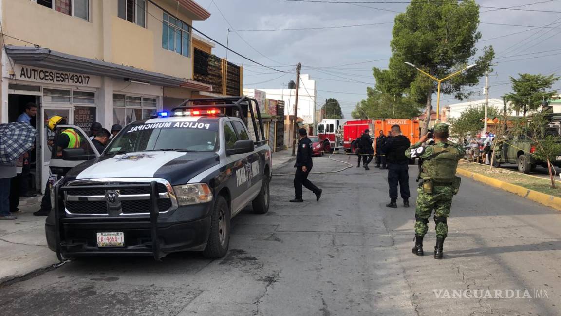 Policías de Saltillo salvan a hombre de la tercera edad en incendio