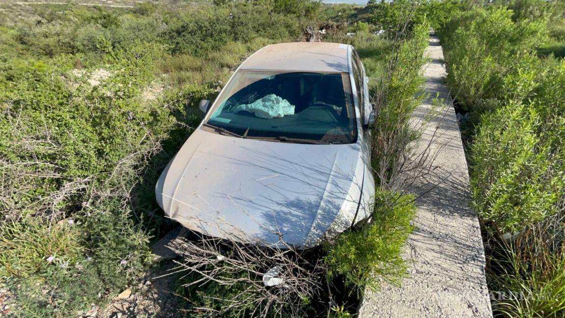 Saltillo: ebrio conductor dormita y se va a un arroyo, dejando abandonado su auto