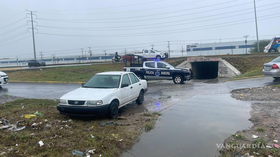 $!Anegaciones en la entrada de Loma Linda, con riesgo para conductores que intentan cruzar la zona.