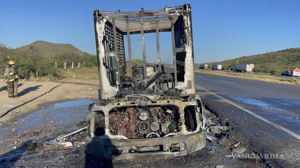 $!El camión de carga quedó reducido a chatarra tras el siniestro.