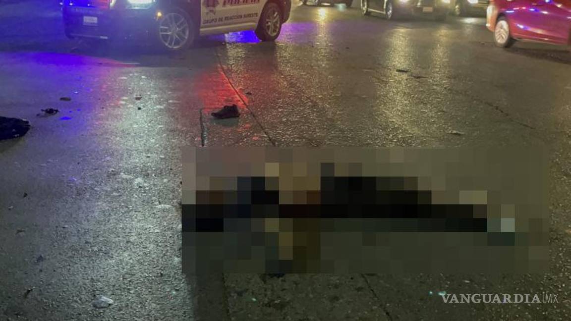 $!El cuerpo del motociclista fue levantado tras varias horas de diligencias en el lugar del accidente.