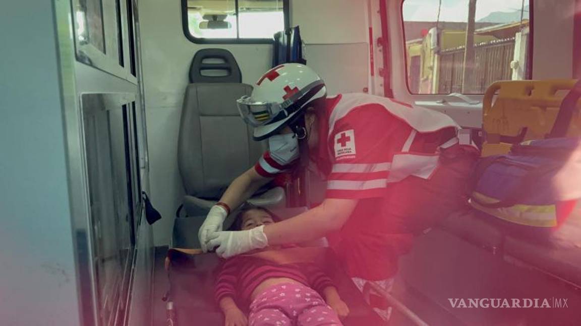 $!La menor fue atendida por paramédicos tras recibir un botellazo en la cabeza.