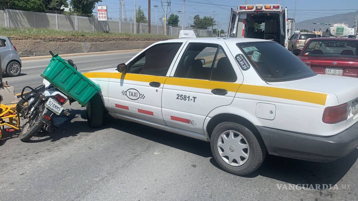 Motociclista es arrollado por taxi en Las Torres, Saltillo