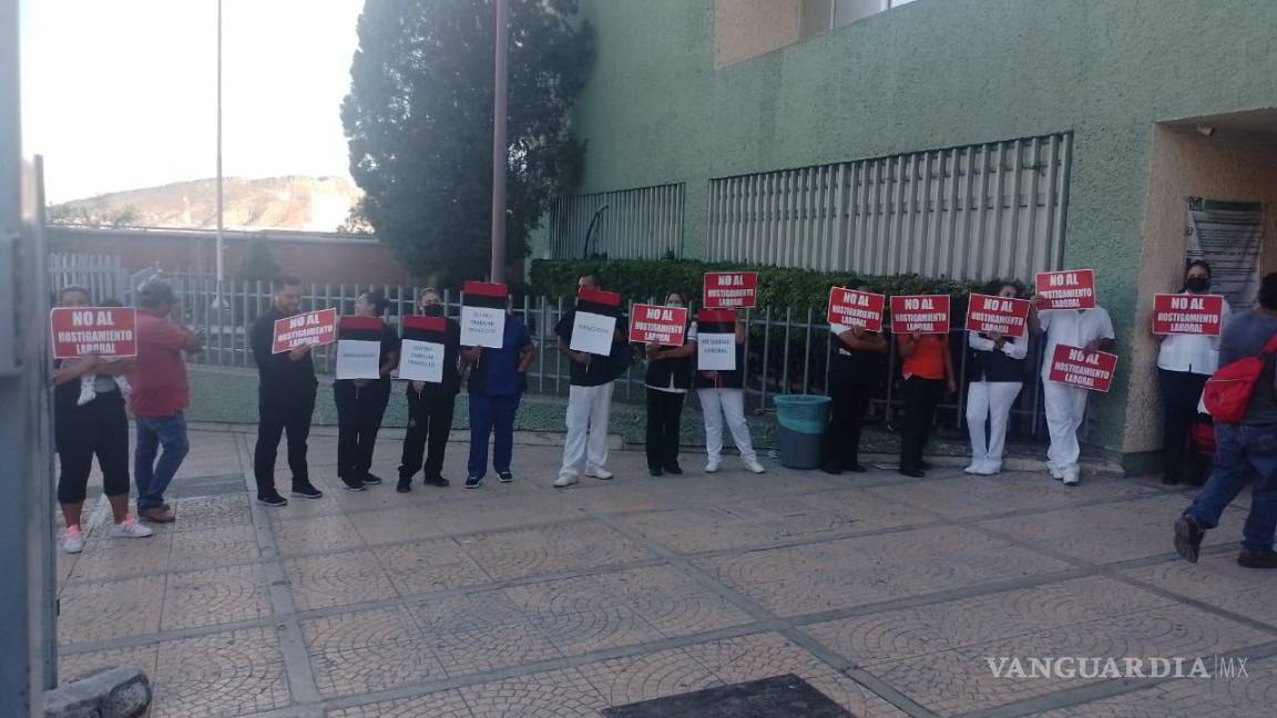 $!Profesionales de la salud en Coahuila acuden al hospital bajo protesta, solicitando cambios en la dirección y mejoras en las condiciones de trabajo.