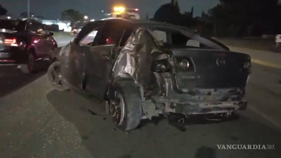 $!El vehículo Mazda quedó completamente destruido tras el fuerte accidente en Lomas de Lourdes.