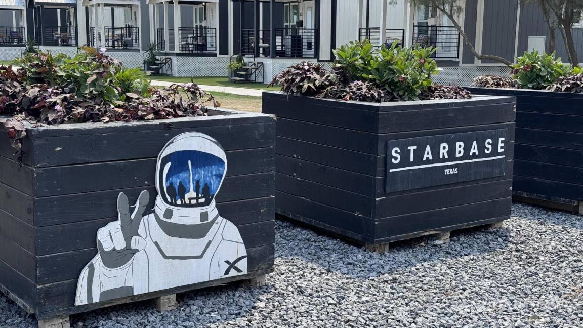 $!Una placa con el nombre Starbase puede ser vista en la jardinera de una vivienda.