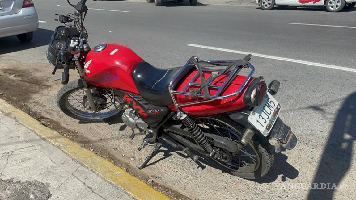 $!La moto terminó con daños leves.
