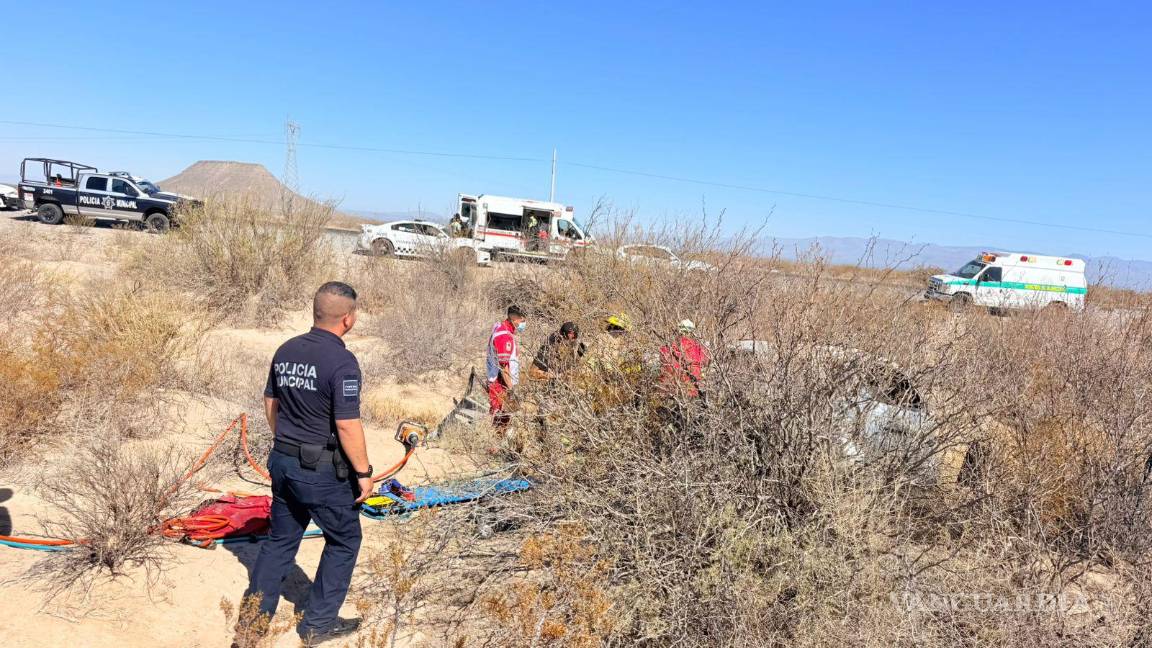$!Paramédicos de la Cruz Roja trabajaron en el rescate del conductor, quien quedó prensado entre los fierros.