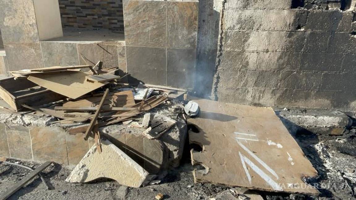 $!Escombros y cenizas fue todo lo que quedó después de que el incendio arrasara con el tejaban y sus alrededores.