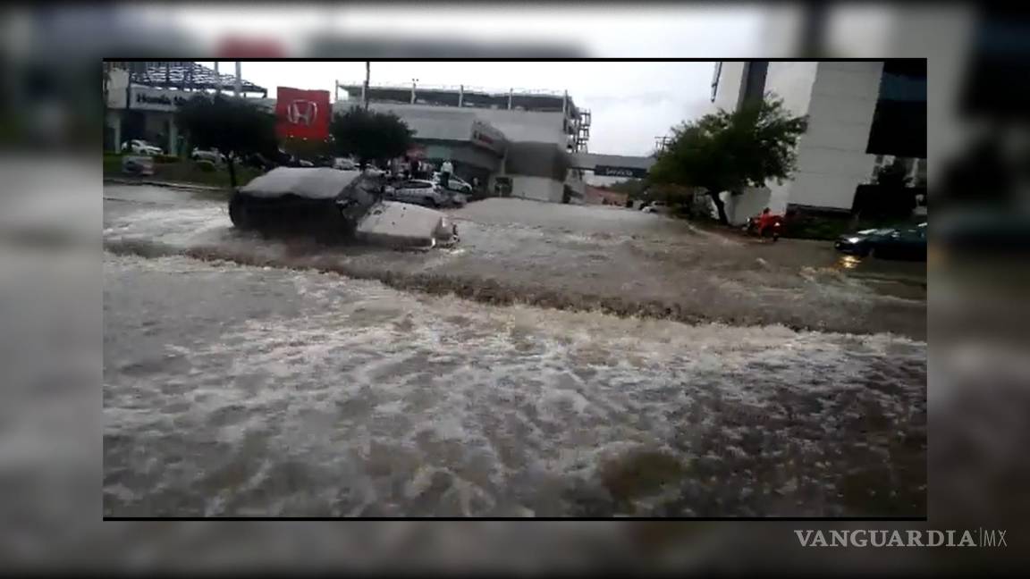 Nuevo León: Jeep queda atorada tras subirse al camellón y cae en pozo de San Pedro (video)