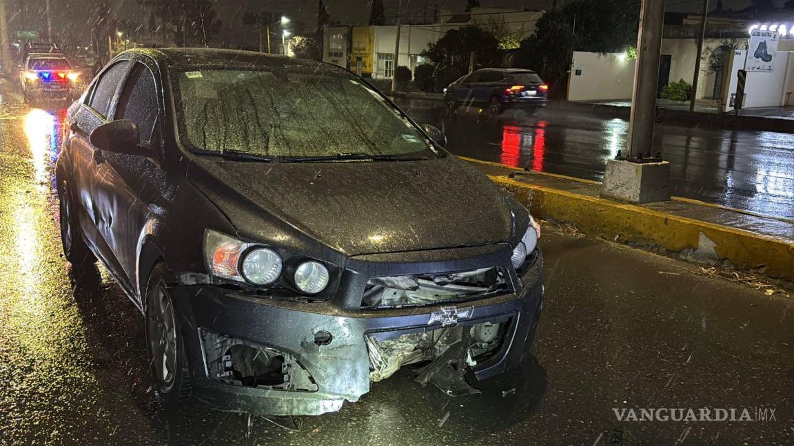 $!La circulación permaneció cerrada mientras una grúa retiraba el automóvil del lugar del accidente.