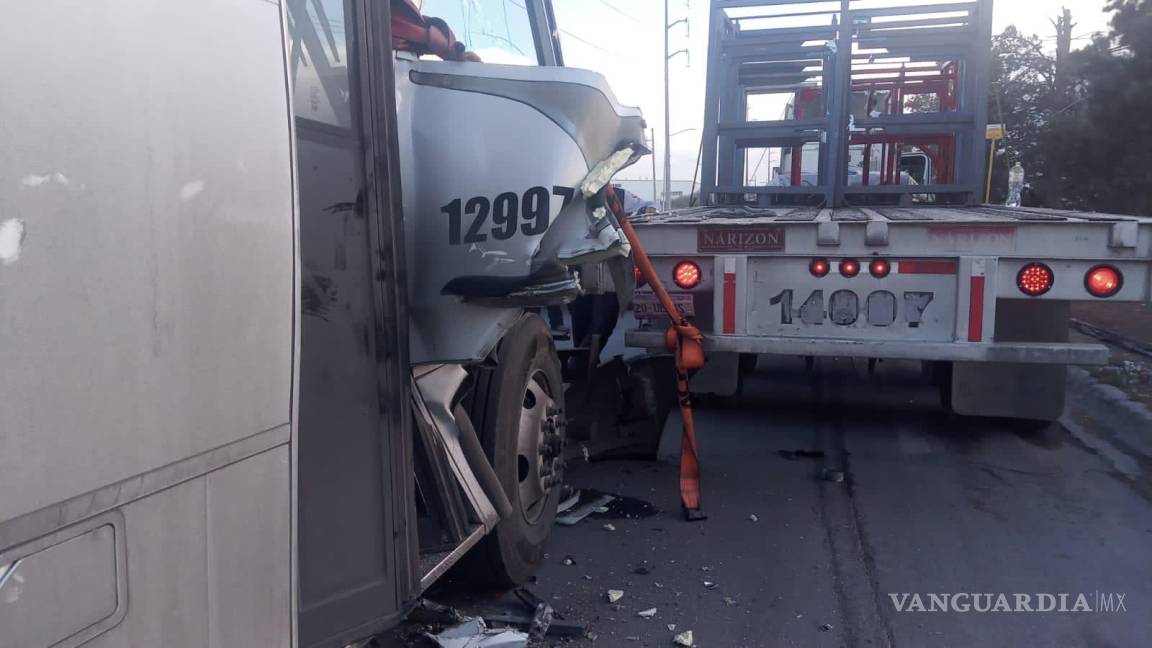 Operador de transporte de personal choca contra camión en Ramos Arizpe; lo ‘encandiló’ el sol, dijo