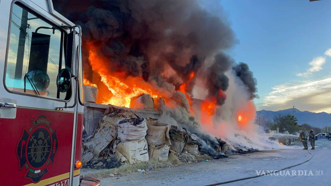 Incendio consume recicladora abandonada en el camino a los Ramones, en Saltillo