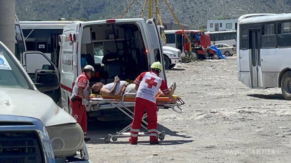$!Paramédicos de la Cruz Roja atendieron a Alfredo Mejía en la base de la ruta Vista Hermosa antes de trasladarlo al hospital.