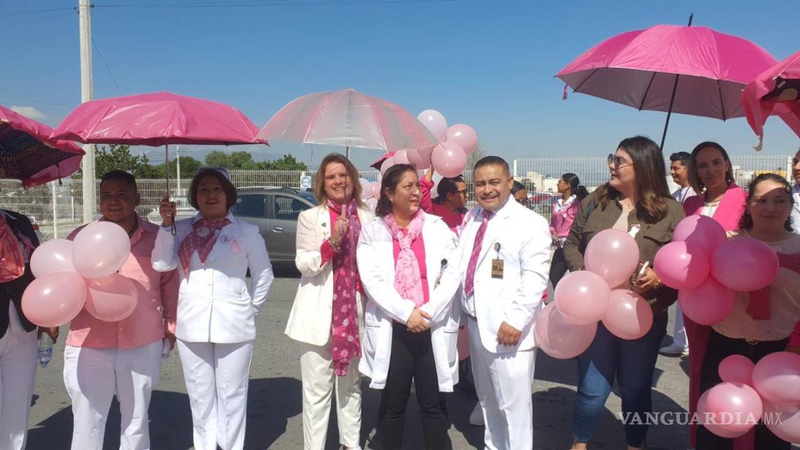 $!El IMSS y la UDCCM IMSS CEMEX realizaron el evento “Una mujer y una más” en la Clínica de Mama del IMSS Saltillo, con el fin de concientizar sobre la detección temprana del cáncer de mama y honrar a quienes han luchado contra esta enfermedad.