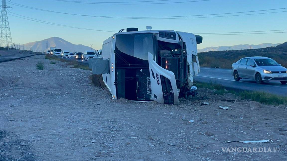 $!Ambulancias particulares de la empresa Stellantis participaron en el traslado y atención inicial de los lesionados.