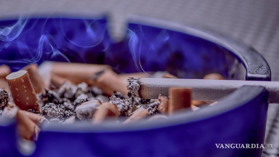$!Establecimientos incumplen la prohibición de permitir a sus clientes fumar en terrazas y patios.