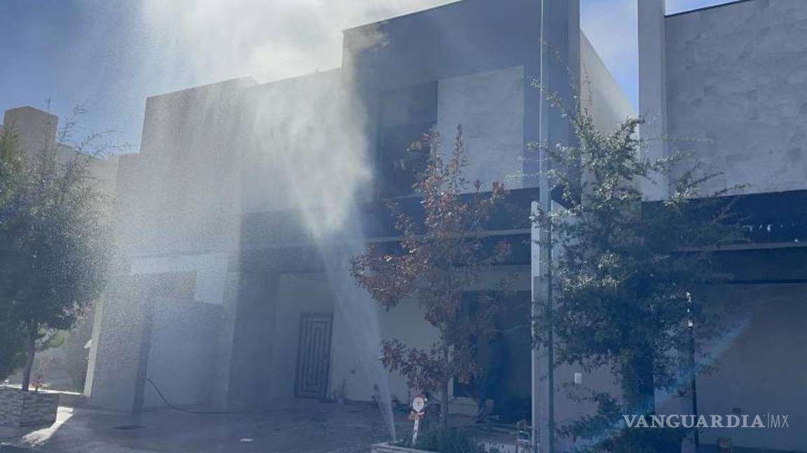 $!Elementos del Cuerpo de Bomberos evitaron que el fuego se propagara a otras áreas de la casa en el fraccionamiento Montevista.