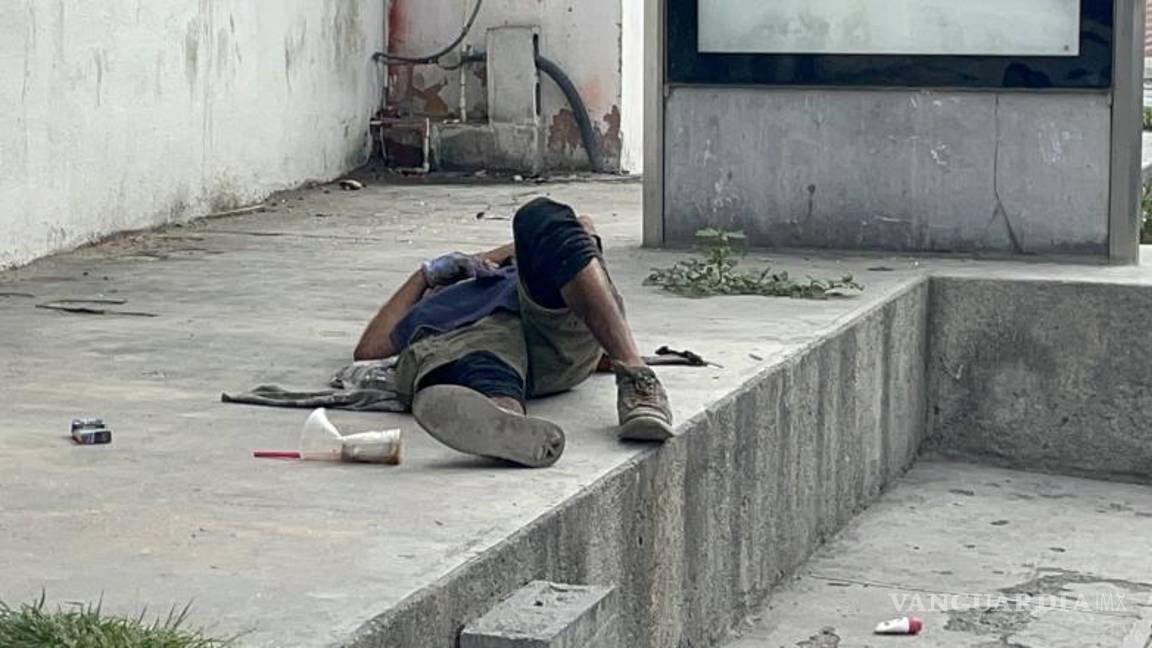 $!Junto al hombre se encontró un arma punzocortante casera y una pipa para el consumo de sustancias tóxicas.