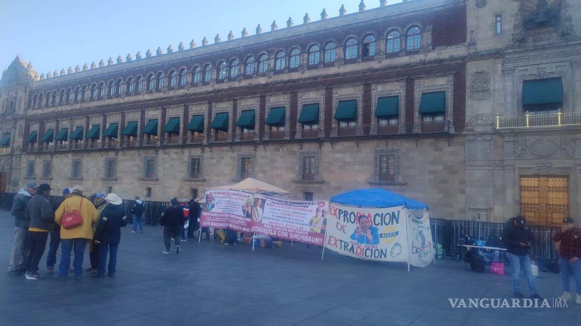 $!Los manifestantes demandan la intervención directa de la presidenta Claudia Sheinbaum para destrabar el proceso de venta de la empresa.