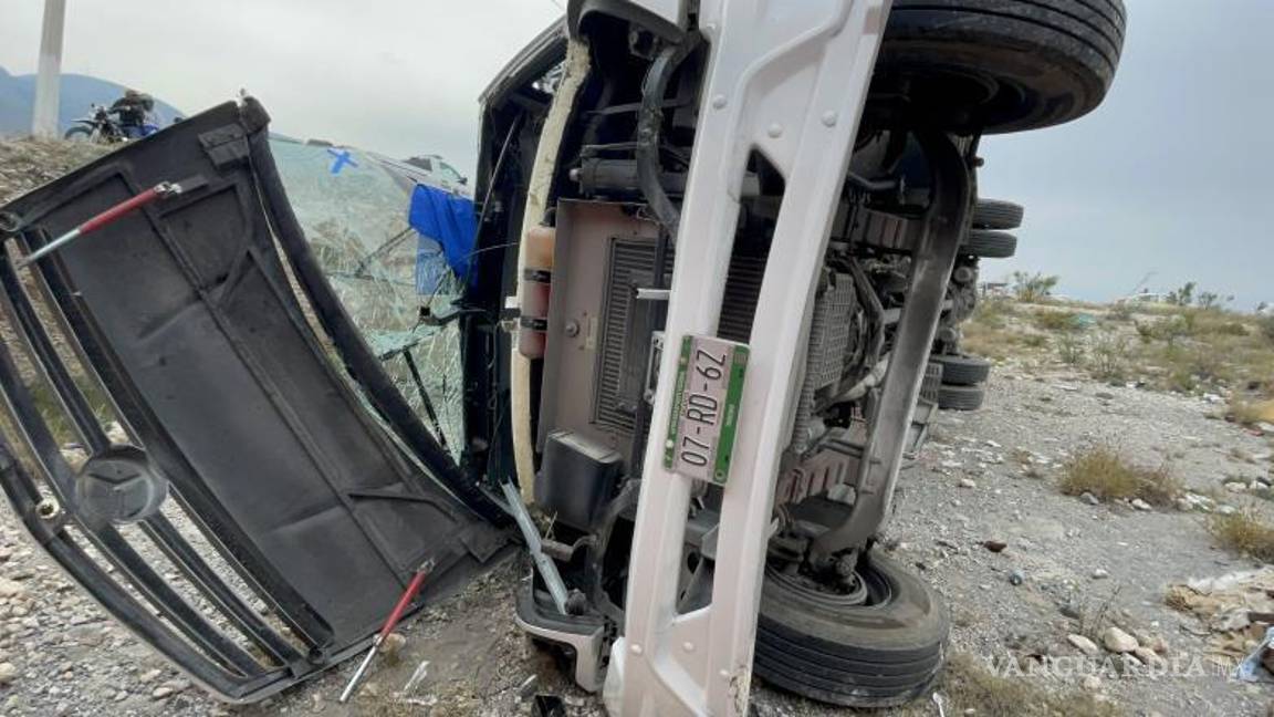 $!El conductor giró el volante hacia el lado izquierdo, provocando que el camión ingresara a un terreno con desnivel, resultando en el vuelco.