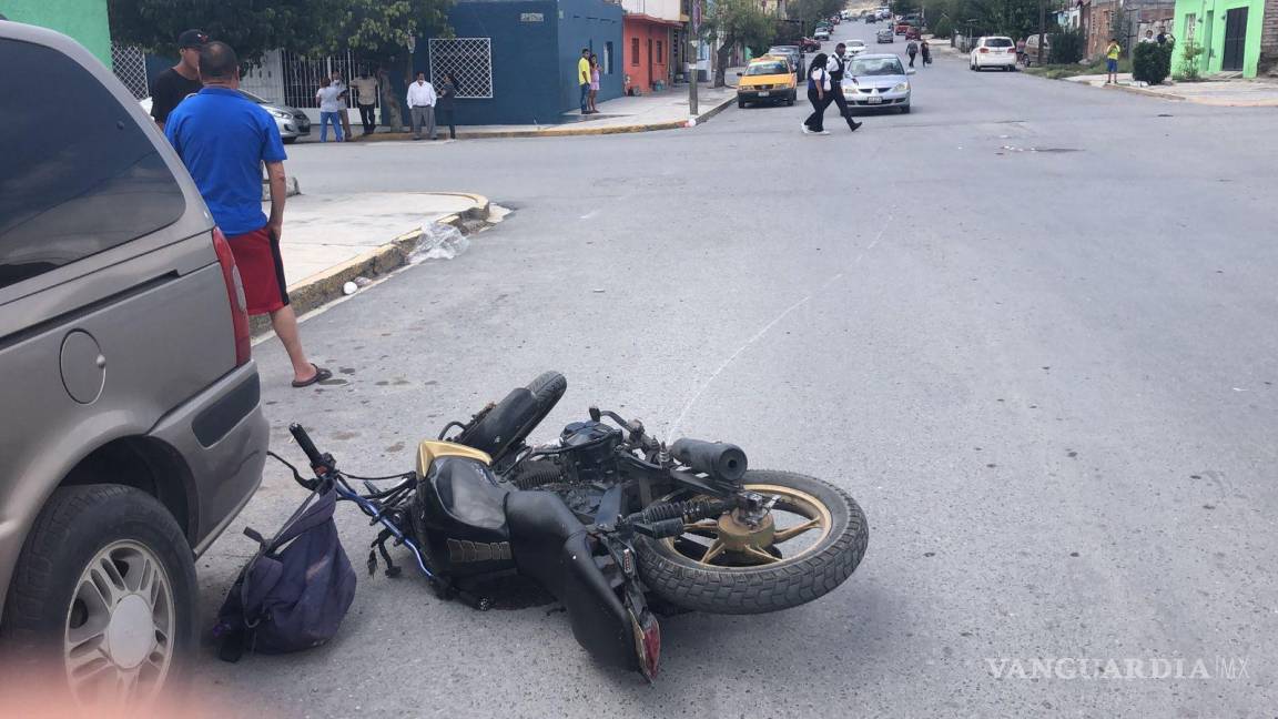Saltillo: Motociclista derrapa y queda mal herido