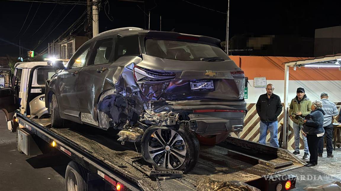 $!La Chevrolet Traverse fue proyectada contra una Honda Odyssey, provocando daños en ambas unidades.