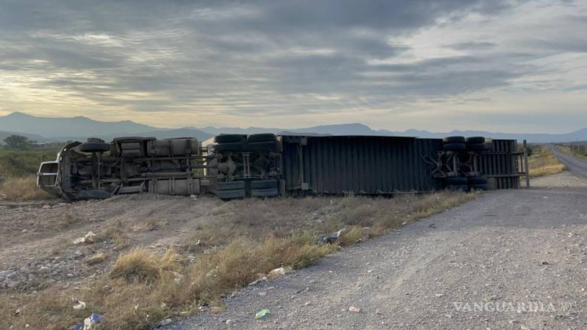 $!El accidente no originó caos vial al quedar fuera de la carretera.