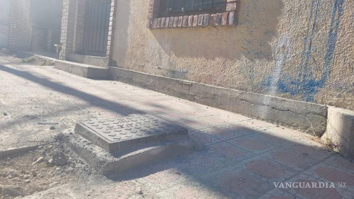 $!Jackie Campbell, vecina del sector, expresó su preocupación por el aumento del nivel de las banquetas, asegurando que esto podría generar inundaciones dentro de las viviendas en caso de lluvia.