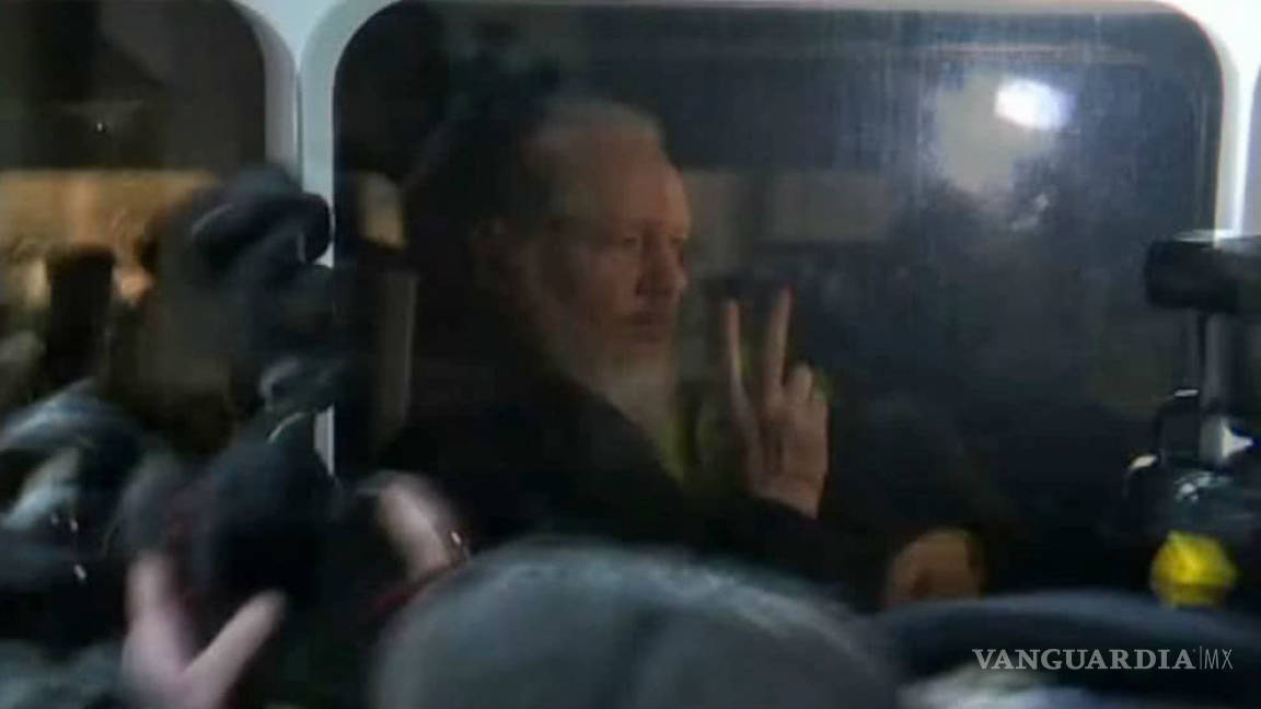 Julian Assange presenta demanda por extorsión y espionaje