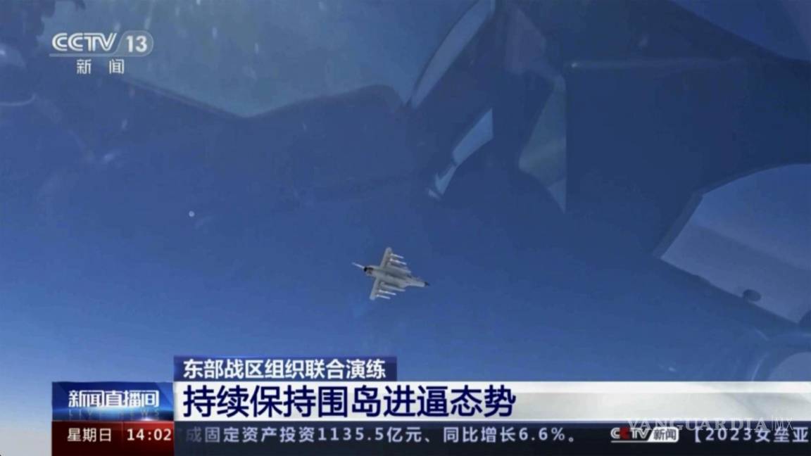 $!En esta imagen hecha a partir de imágenes de video, aviones de combate realizan un simulacro militar en un lugar no especificado.