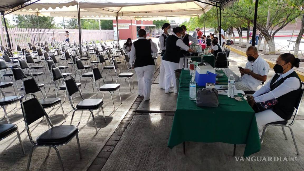 Filas de 10 personas en módulos de vacunación en Saltillo