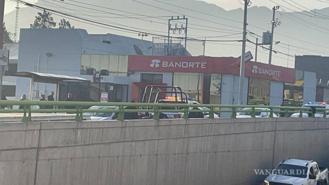 $!Los oficiales lograron agarrar al joven para evitar que saltara.