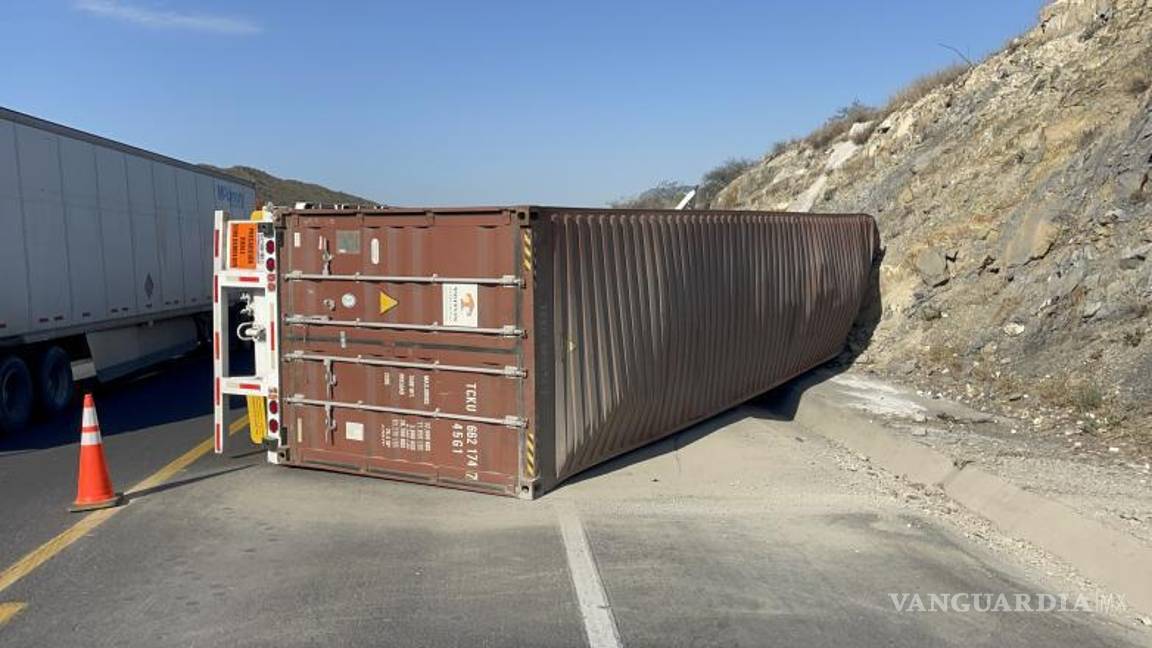 $!El accidente generó afectaciones temporales en la vialidad hasta que se liberó el carril obstruido.