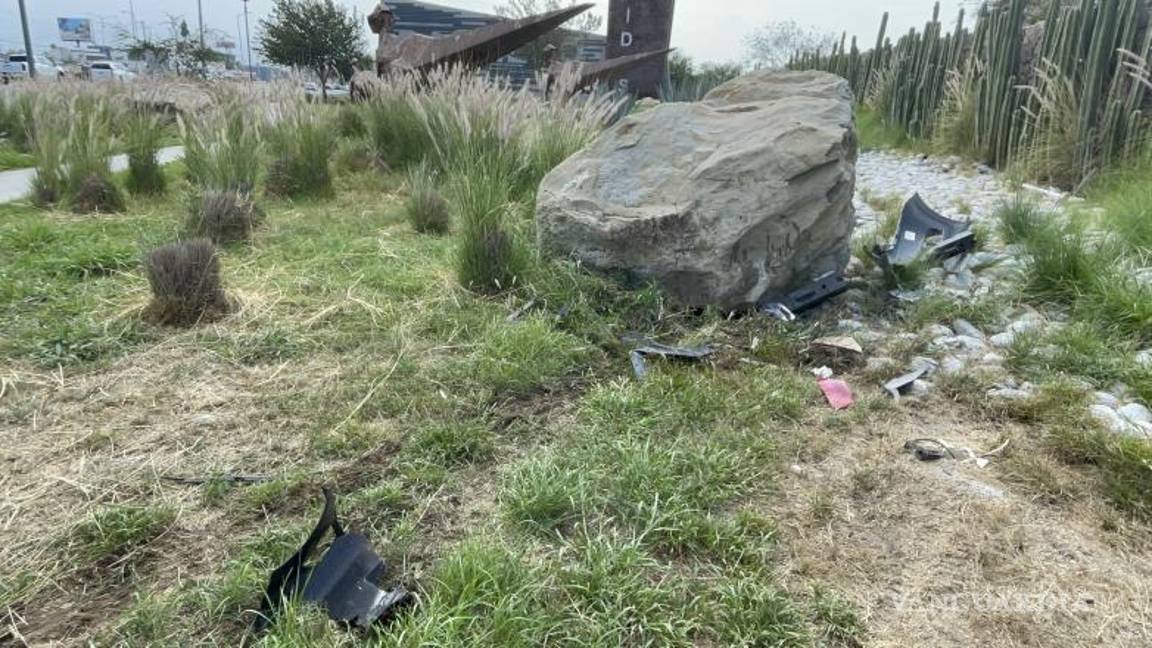 $!El vehículo quedó incrustado contra las rocas de la entrada de Saltillo tras el accidente.