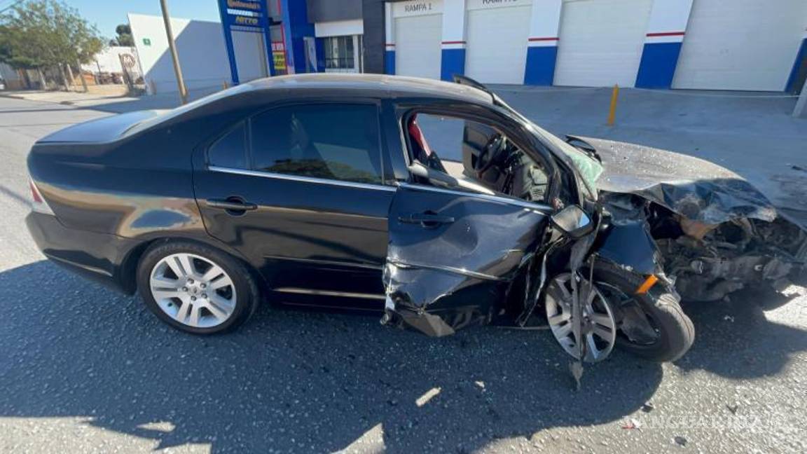 $!Los ocupantes descendieron y huyeron en taxi, dejando abandonado el auto siniestrado.
