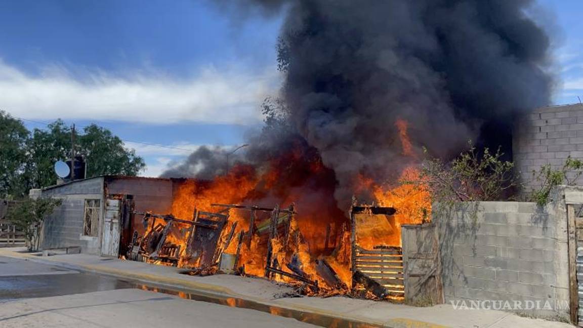 $!Alrededor de las 11:30 horas, personal de Bomberos de Saltillo recibió el reporte de un incendio en el domicilio mencionado, pero antes de arribar, vecinos ya hacían labores con cubetas con agua.