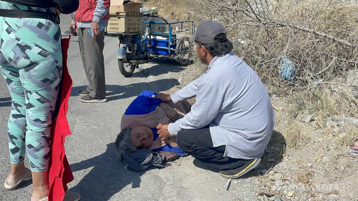 Bache provoca volcadura de tricimoto en la colonia Postal Cerritos de Saltillo; mujer termina lesionada