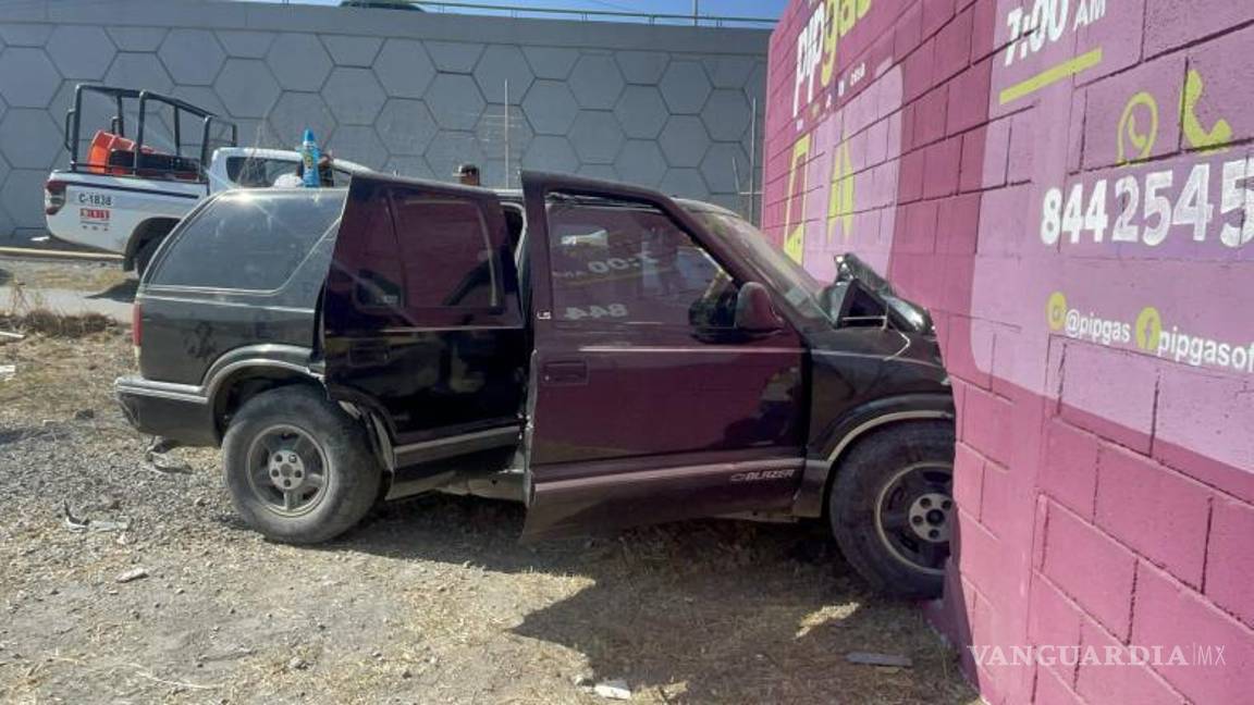 $!Se solicitó la grúa para remolcar la unidad al corralón, mientras se determinan los daños ocasionados y se aplican las multas correspondientes.