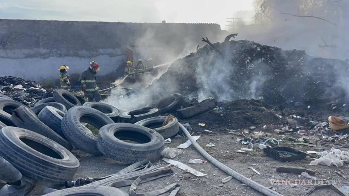 $!Bomberos retiraron neumáticos para evitar que el fuego se expandiera.