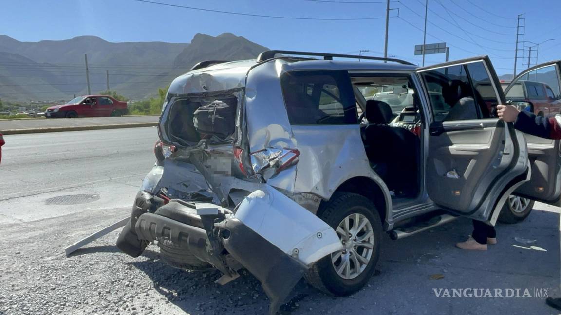 Conductor de transporte de personal deja 15 trabajadores lesionados al impactarse contra auto, al sur de Saltillo