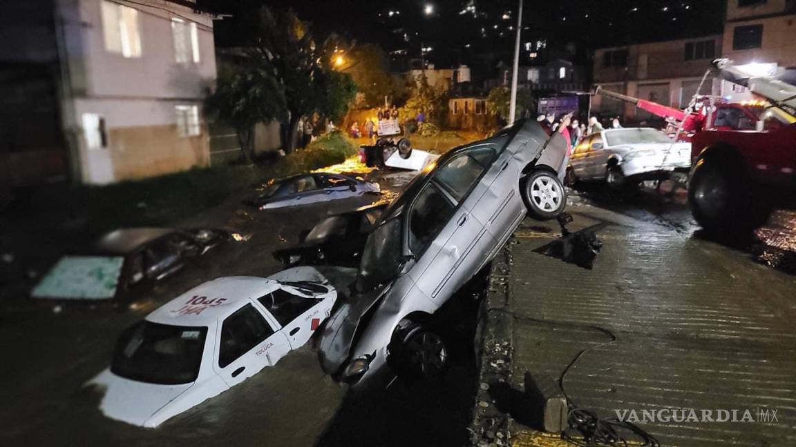 Otra inundación en Edomex, ahora en Tejupilco; río se desborda y corriente arrastra autos e inunda casas