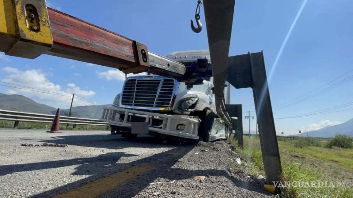 Dormita trailero y se va contra la barra de contención en la carretera Monterrey-Saltillo