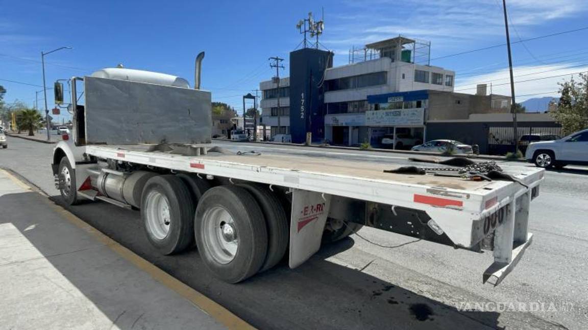 $!Una grúa fue requerida para levantar la pesada unidad, que terminó sobre la vialidad sin causar mayores daños.