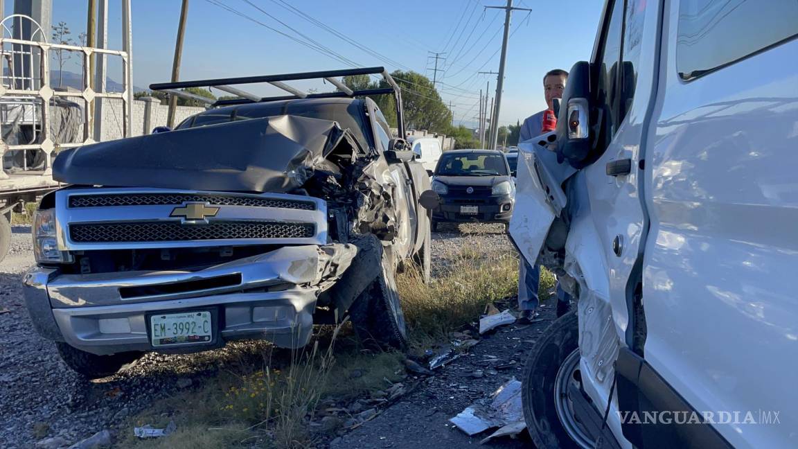 Operador de transporte de personal dormita y ocasiona carambola en la carretera Saltillo-Zacatecas