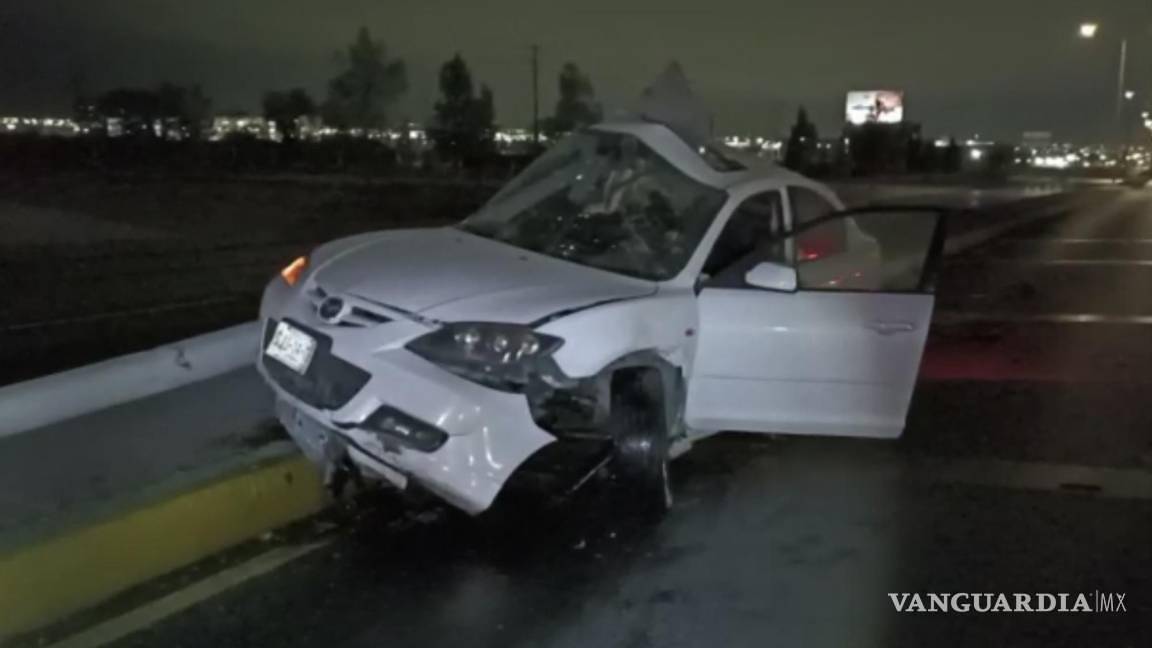 $!Autoridades municipales de Saltillo fueron las encargadas de tomar conocimiento del accidente, solicitando la grúa en el lugar.