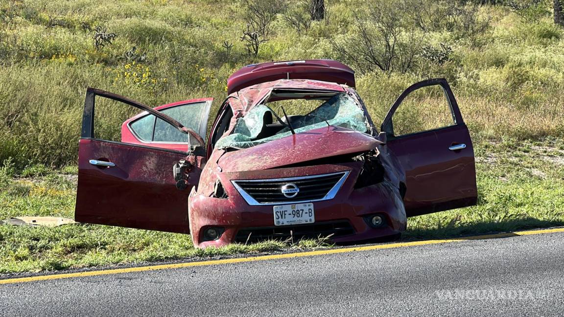 Vuelca tras ponchadura de neumático en la carretera Monterrey-Saltillo