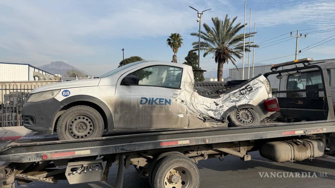 Rollos de acero caen de tráiler y aplastan a dos vehículos, en Ramos Arizpe