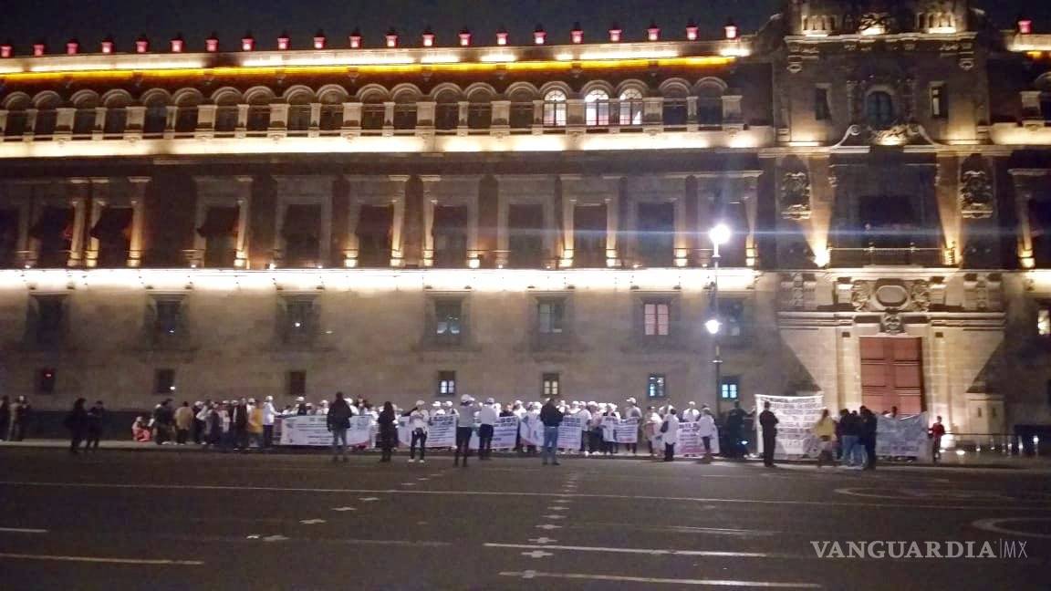 Protestan petroleros frente a Palacio Nacional: 'fuera charros sindicales'